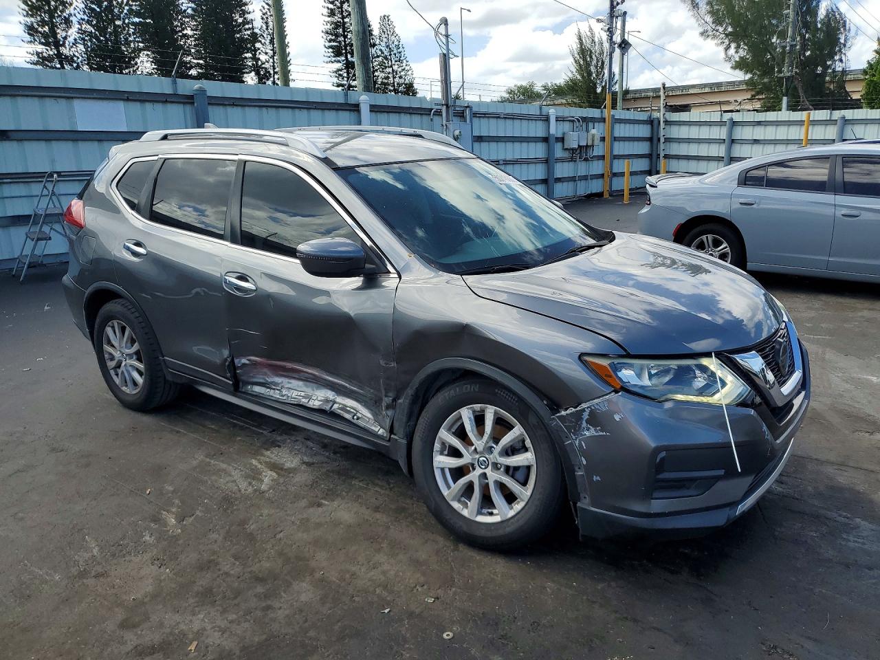 2018 Nissan Rogue Gray vin: 5N1AT2MT6JC768492
