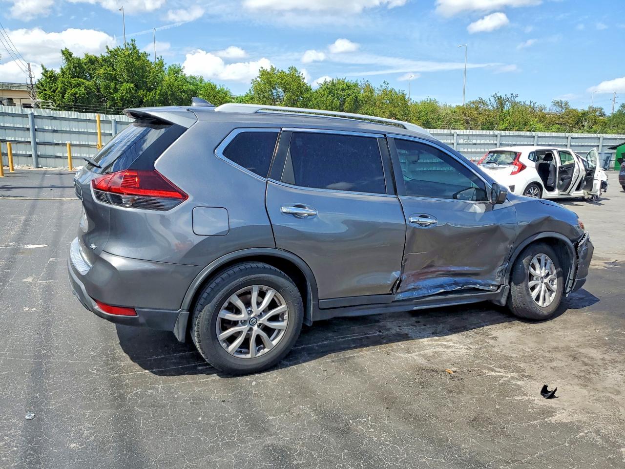 2018 Nissan Rogue Gray vin: 5N1AT2MT6JC768492