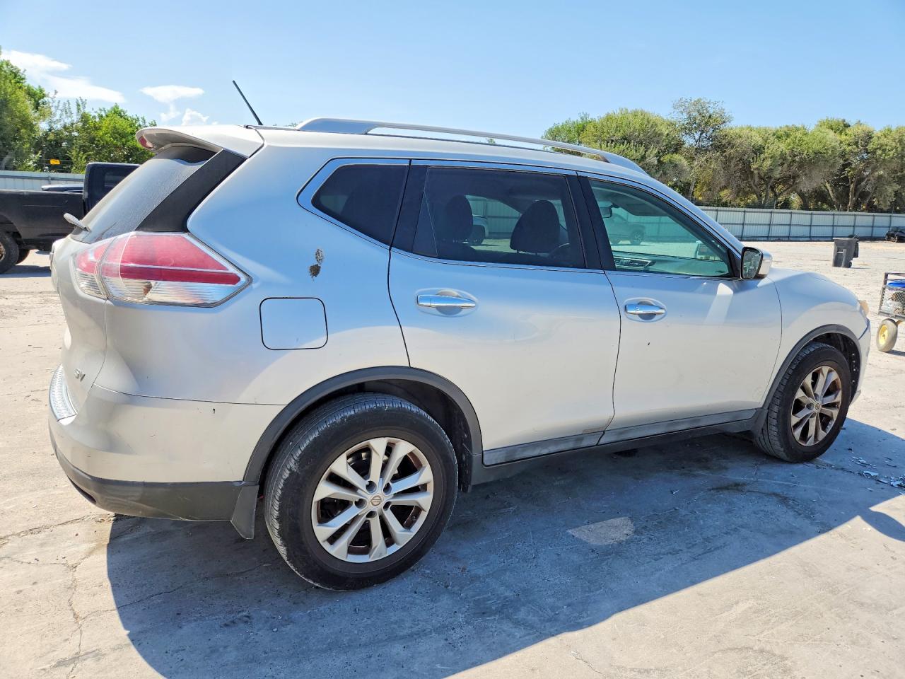 2015 Nissan Rogue Sv Silver vin: 5N1AT2MT7FC799127