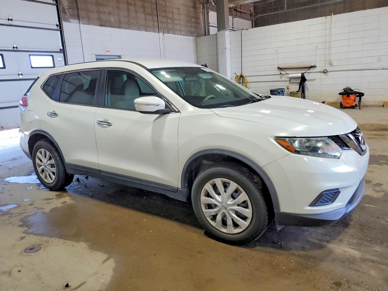 2014 Nissan Rogue S White vin: 5N1AT2MT8EC751750