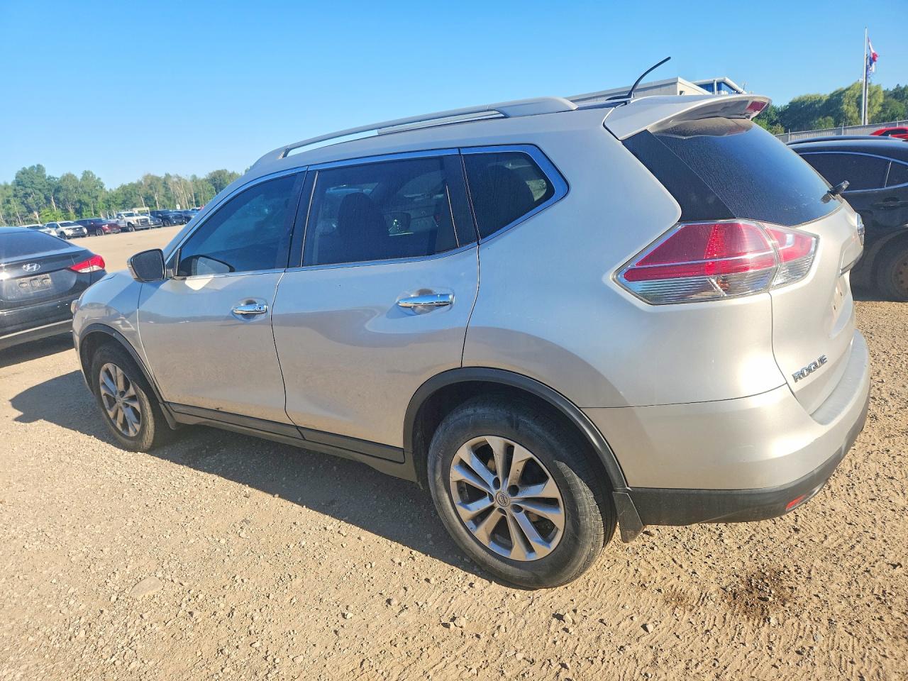2015 Nissan Rogue S Silver vin: 5N1AT2MTXFC753792