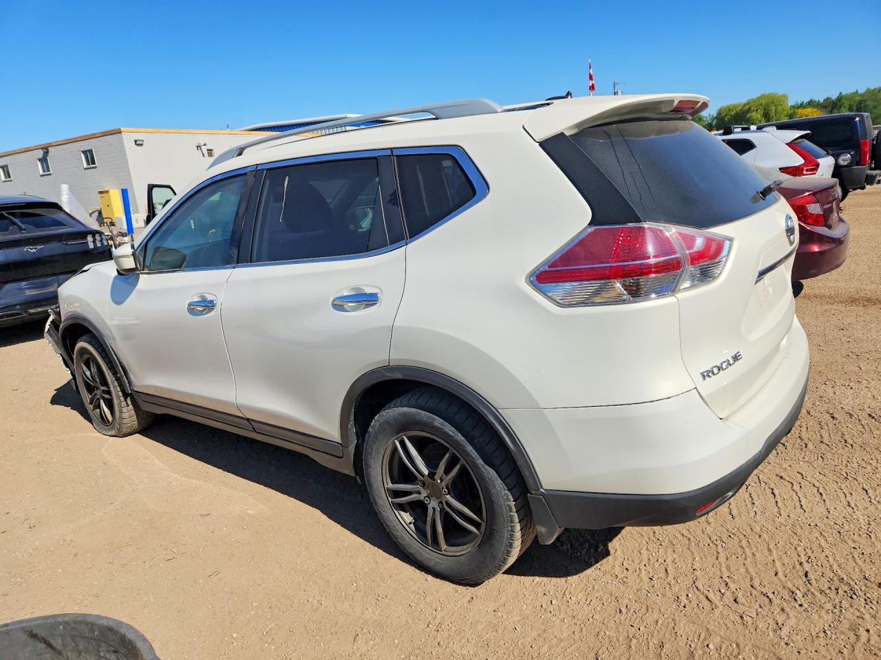 2014 Nissan Rogue S White vin: 5N1AT2MV1EC847544