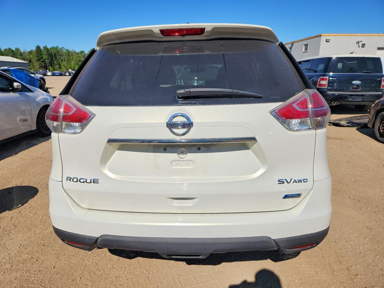 2014 Nissan Rogue S White vin: 5N1AT2MV1EC847544