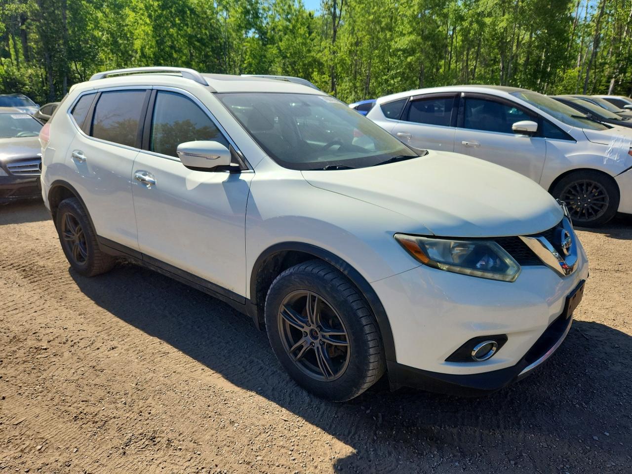 2014 Nissan Rogue S White vin: 5N1AT2MV1EC847544
