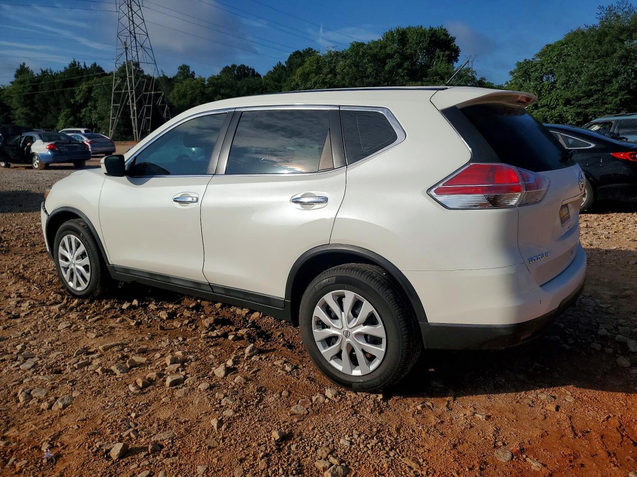 2015 Nissan Rogue S White vin: 5N1AT2MV2FC759071