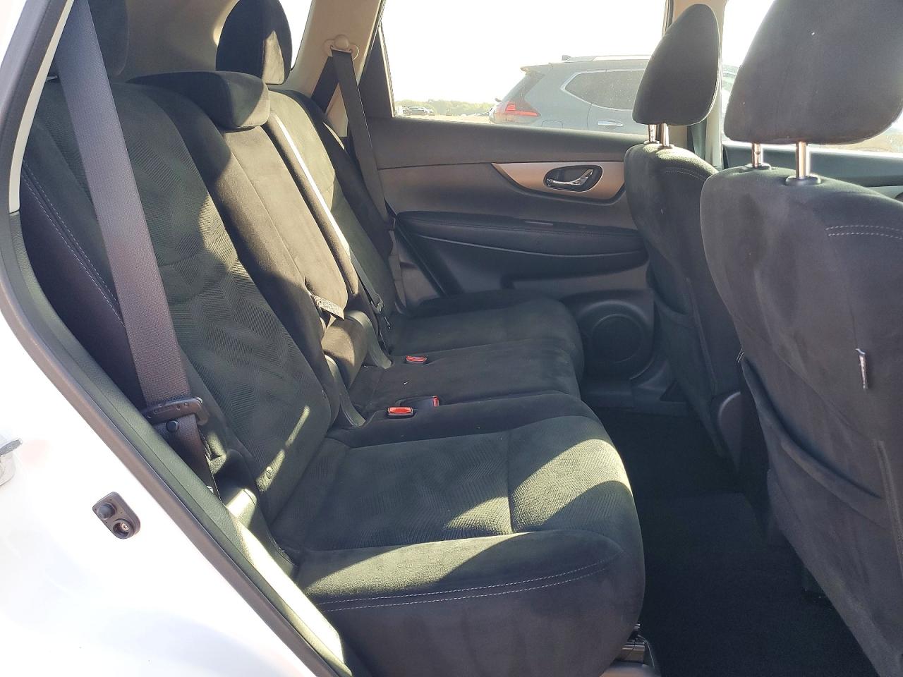2015 Nissan Rogue S White vin: 5N1AT2MV2FC759071