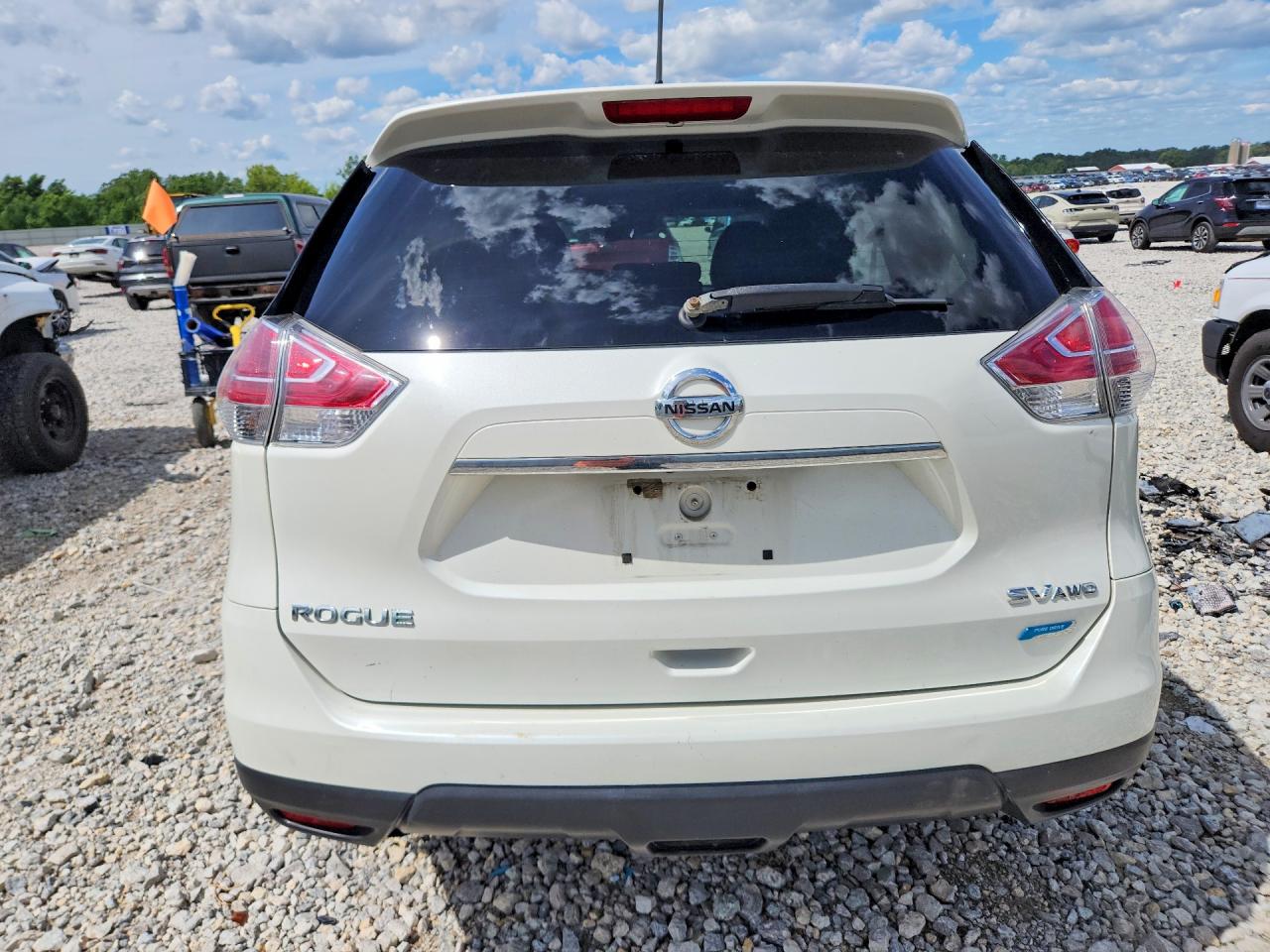 2015 Nissan Rogue S White vin: 5N1AT2MV2FC764058
