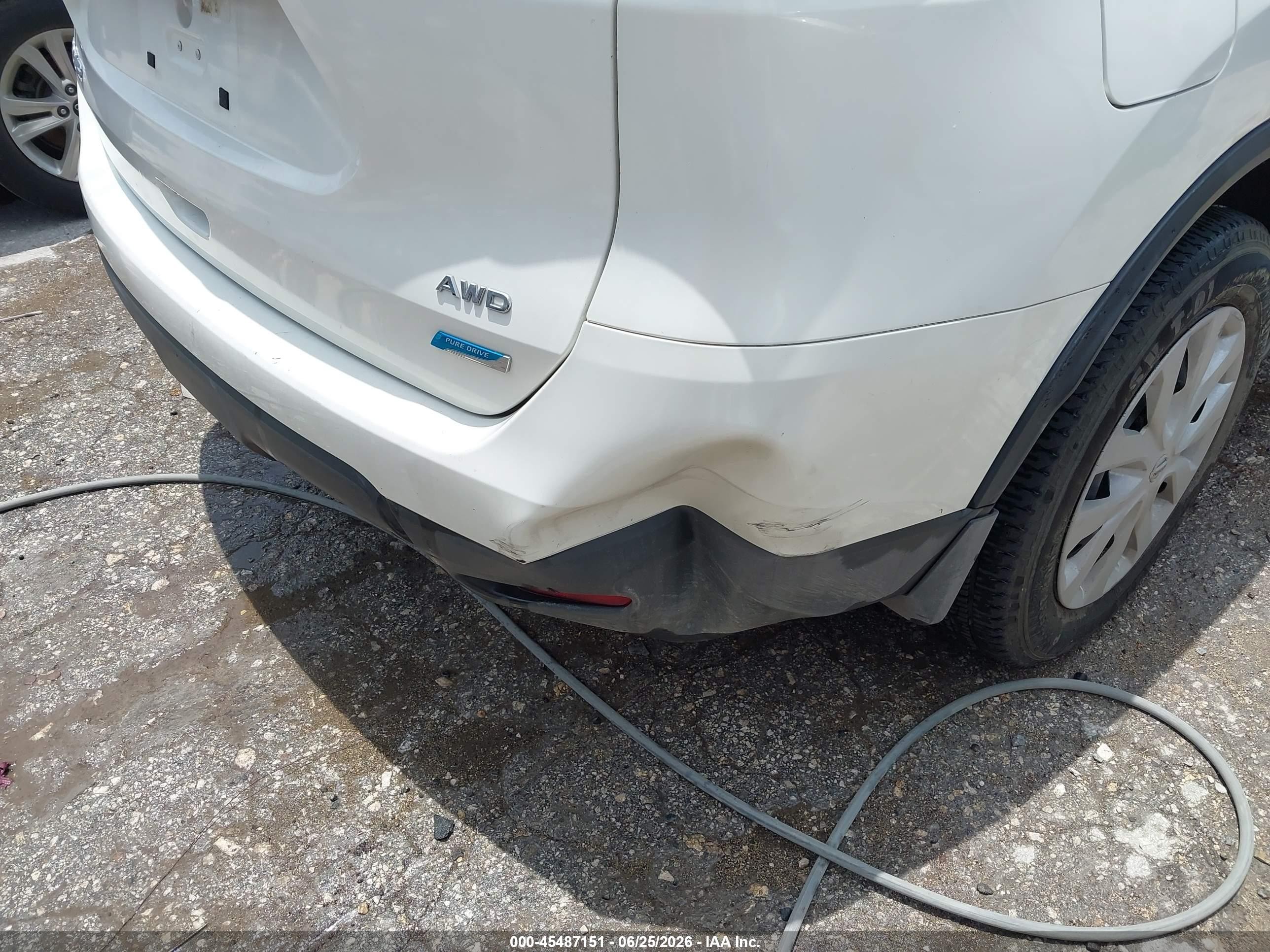 2014 Nissan Rogue S White vin: 5N1AT2MV3EC755741