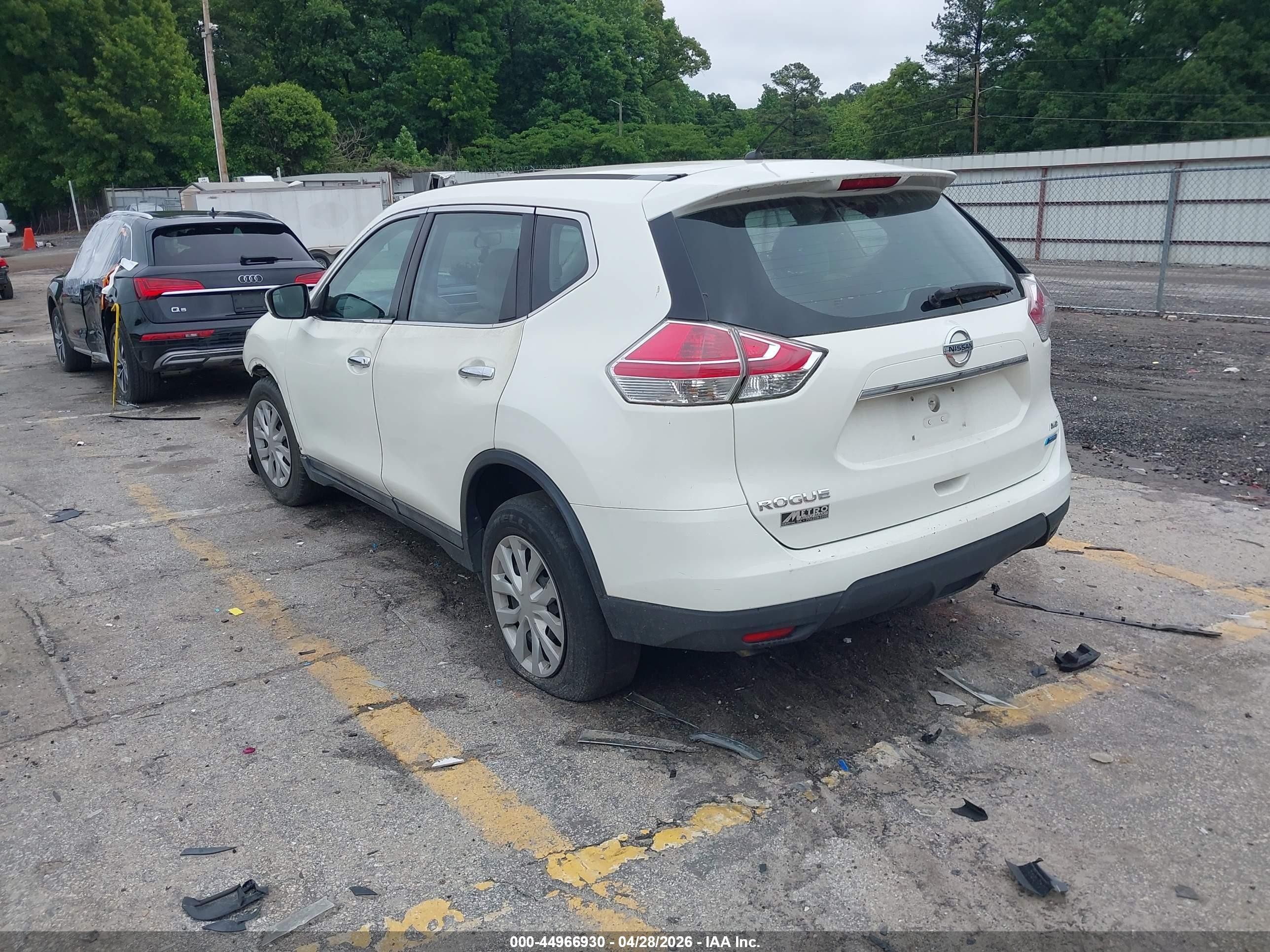 2015 Nissan Rogue S White vin: 5N1AT2MV3FC818368