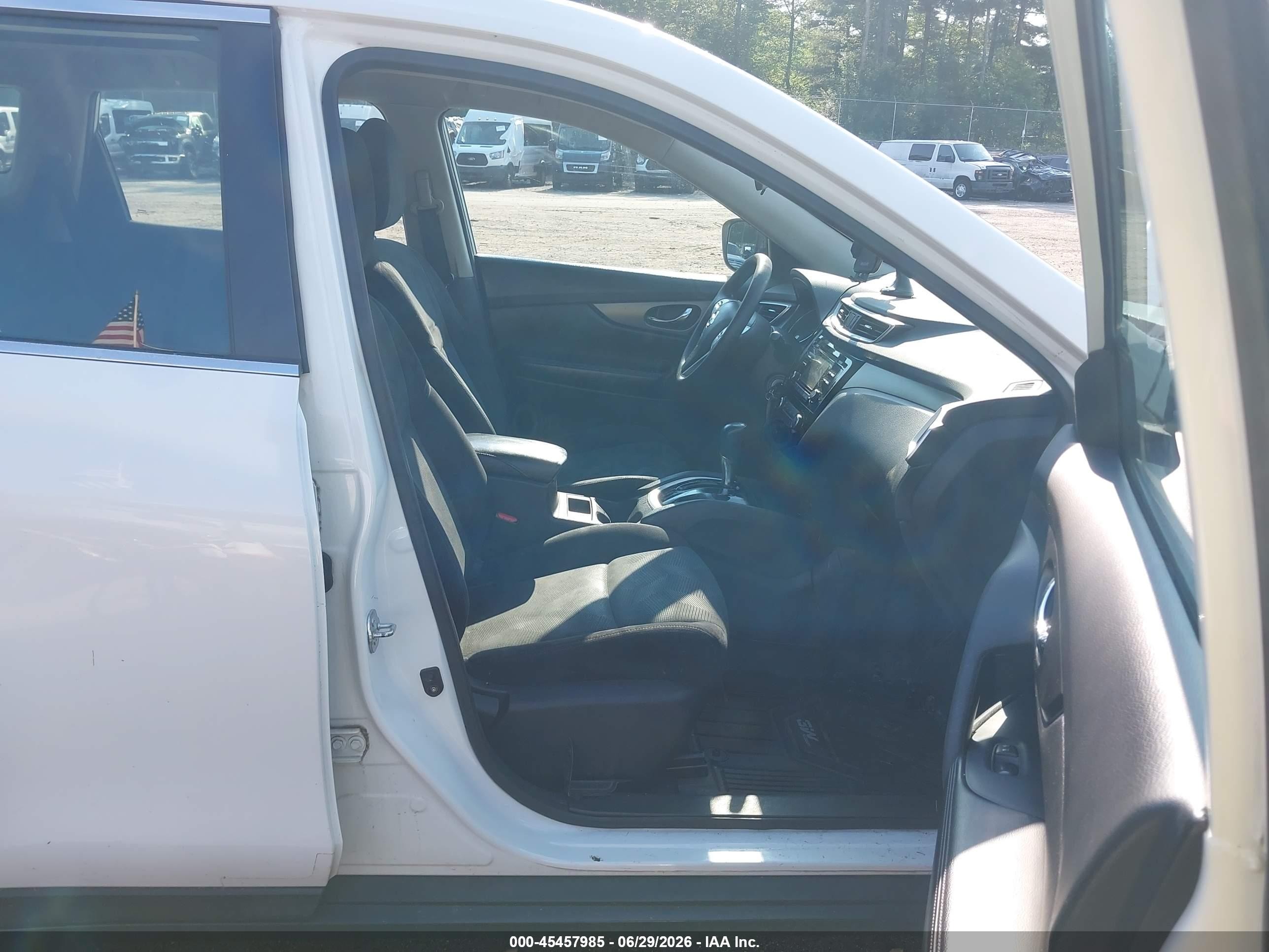 2014 Nissan Rogue S White vin: 5N1AT2MV4EC753898