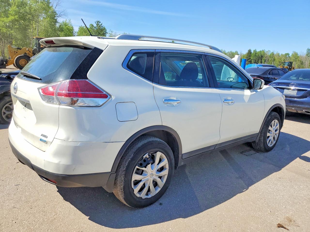 2015 Nissan Rogue S White vin: 5N1AT2MV4FC845305