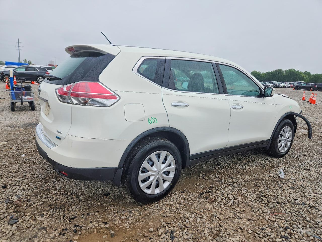 2014 Nissan Rogue S White vin: 5N1AT2MV5EC855033