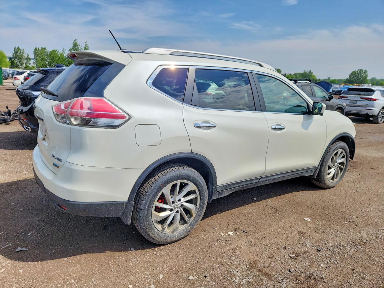 2015 Nissan Rogue S White vin: 5N1AT2MV5FC773143