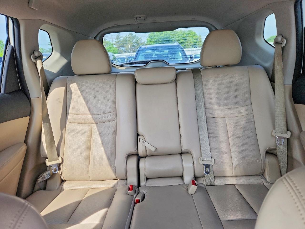 2015 Nissan Rogue S White vin: 5N1AT2MV5FC773143