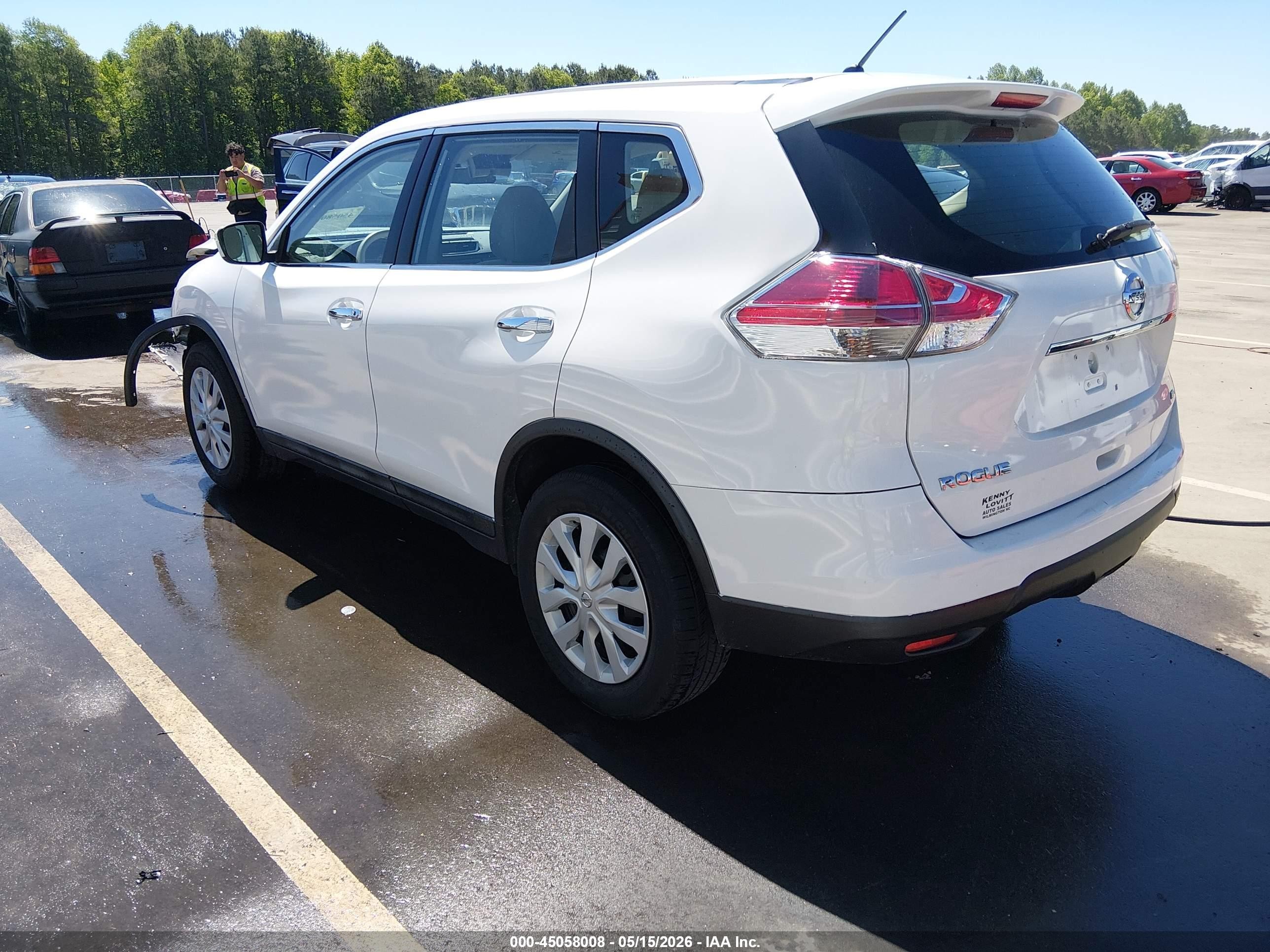 2015 Nissan Rogue S White vin: 5N1AT2MV5FC814869