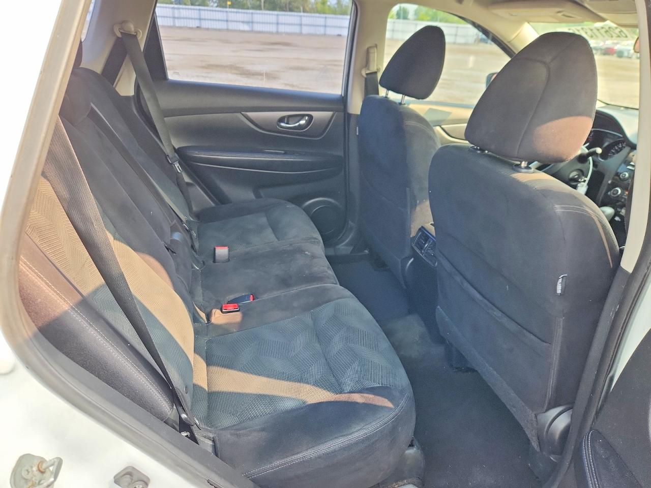 2015 Nissan Rogue S White vin: 5N1AT2MV7FC818728