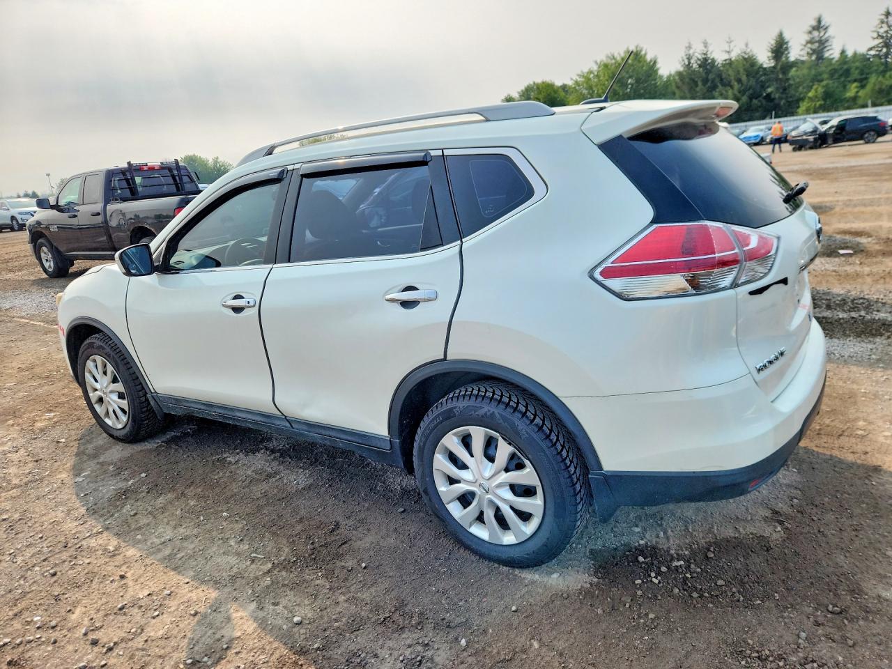 2015 Nissan Rogue S White vin: 5N1AT2MV7FC818728
