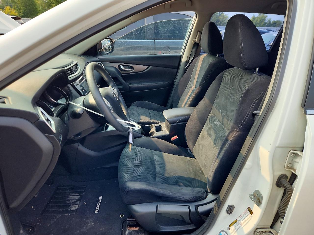 2015 Nissan Rogue S White vin: 5N1AT2MV7FC818728