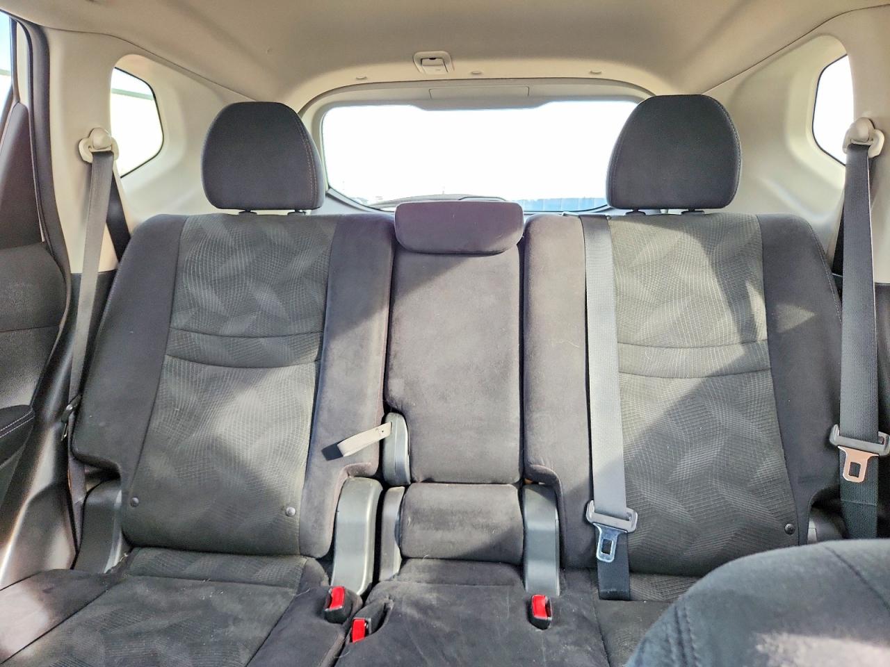 2015 Nissan Rogue S Silver vin: 5N1AT2MV7FC832192