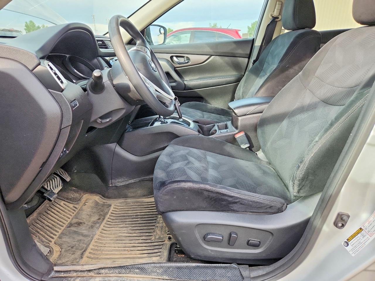 2015 Nissan Rogue S Silver vin: 5N1AT2MV7FC832192