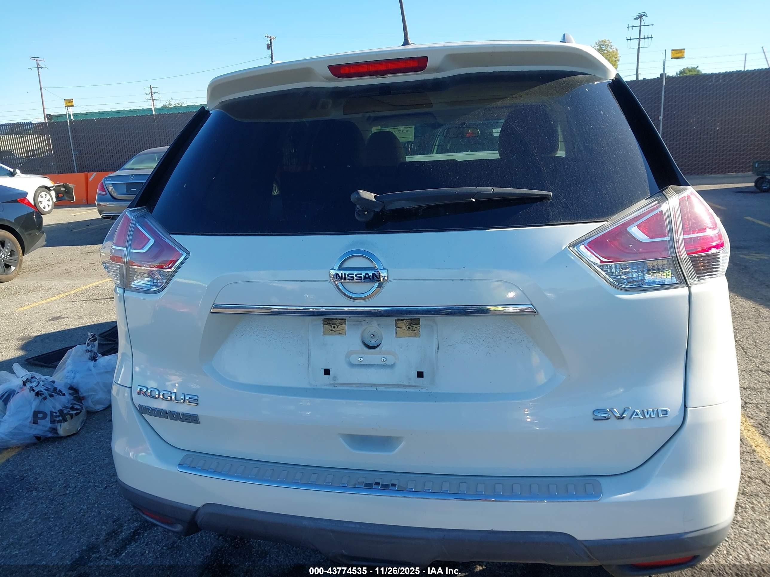 2015 Nissan Rogue Sv White vin: 5N1AT2MV8FC781558