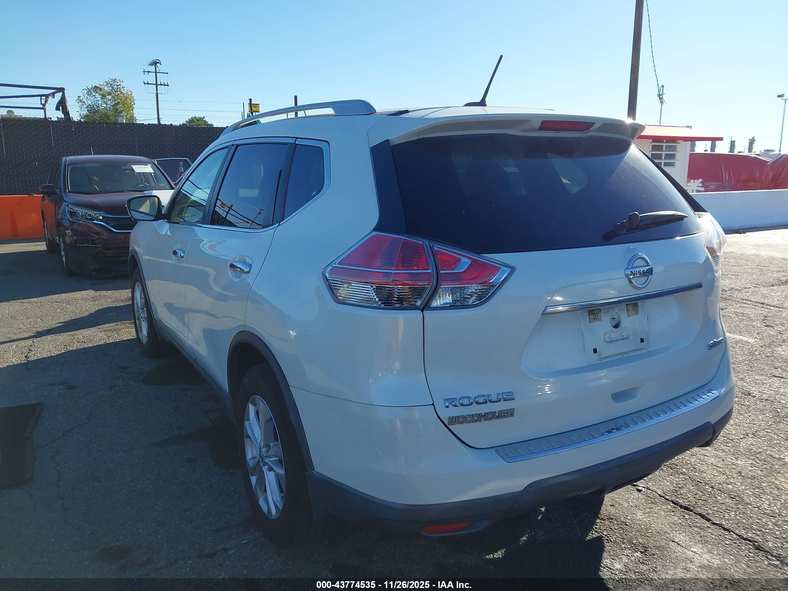 2015 Nissan Rogue Sv White vin: 5N1AT2MV8FC781558