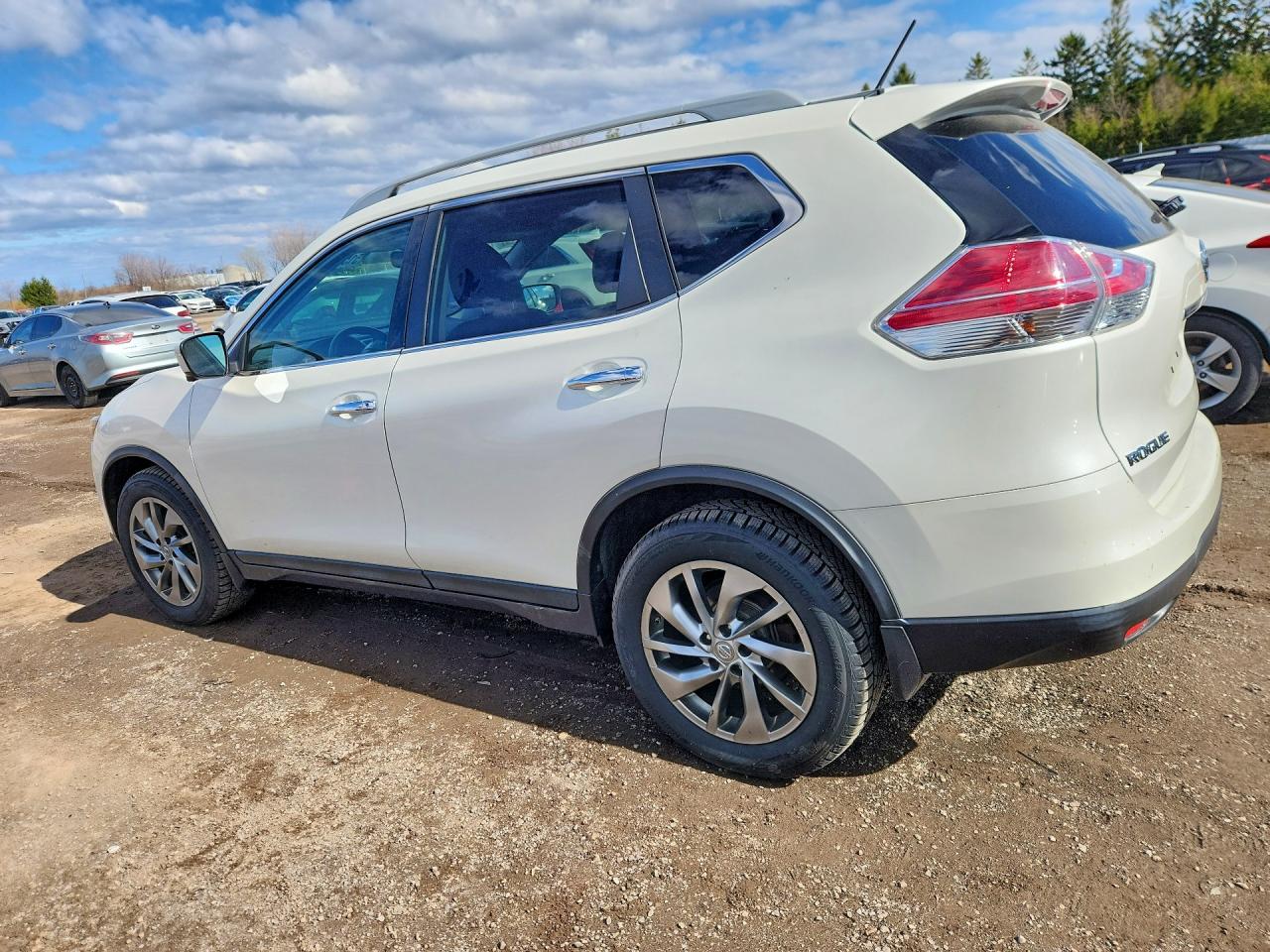 2015 Nissan Rogue S White vin: 5N1AT2MV8FC920586