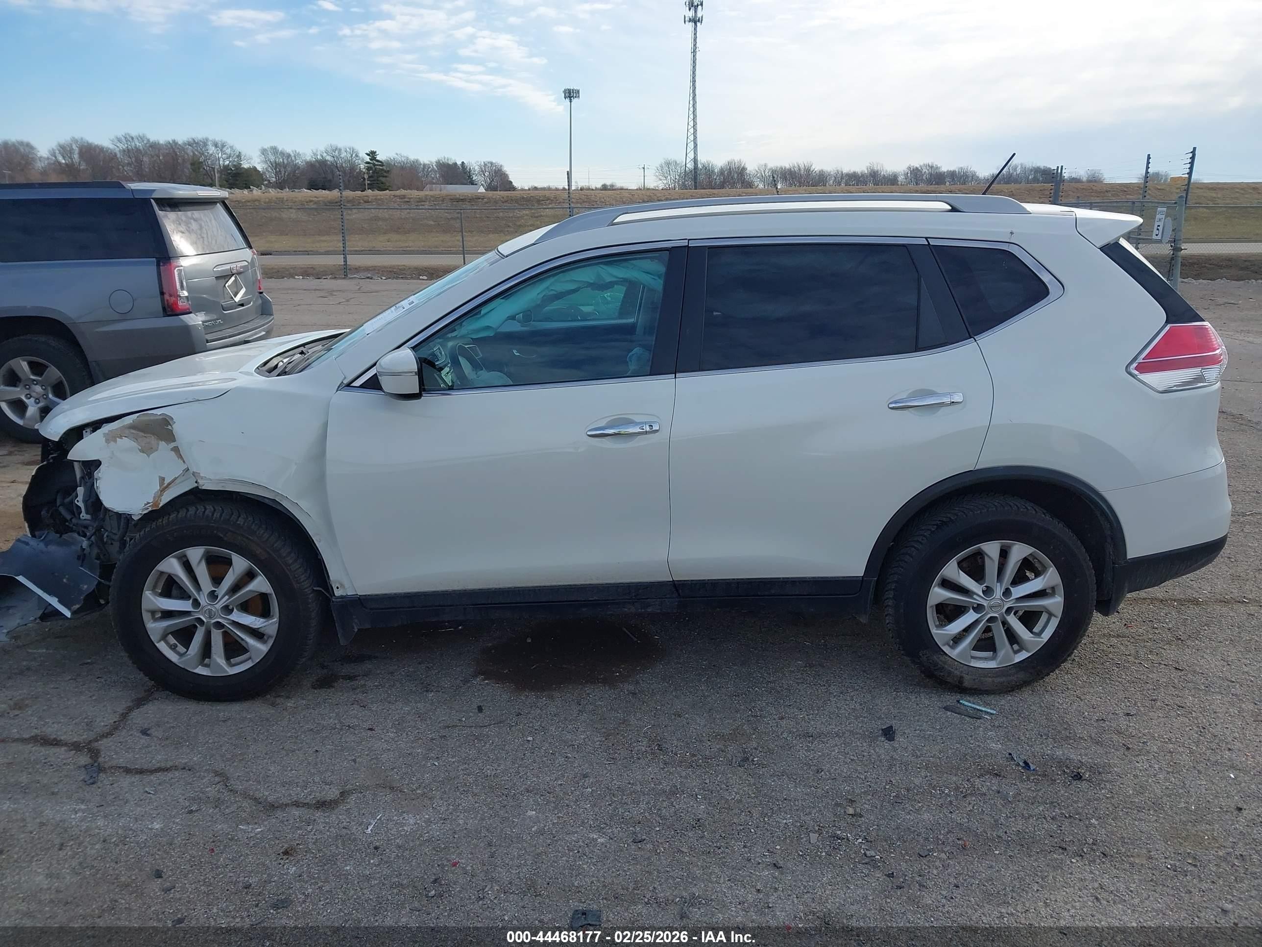 2014 Nissan Rogue Sv Белый vin: 5N1AT2MV9EC755775