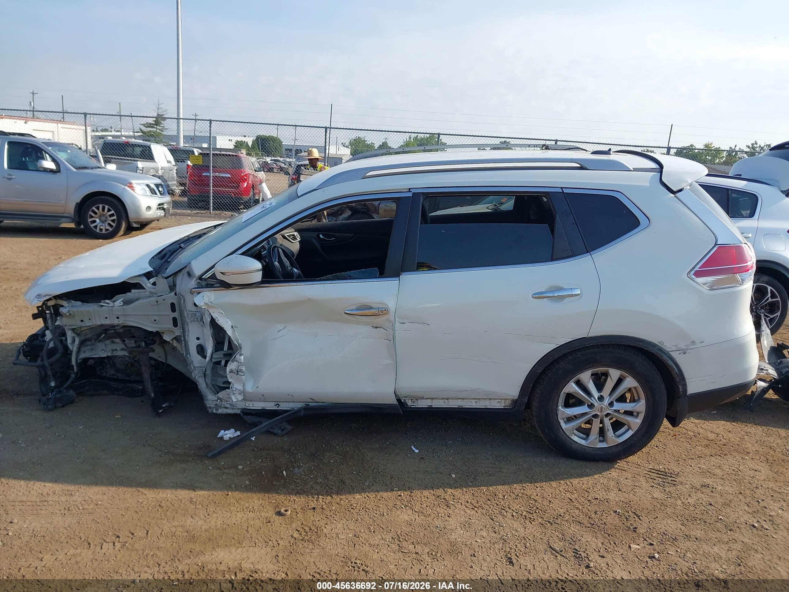 2014 Nissan Rogue Sv White vin: 5N1AT2MV9EC843788