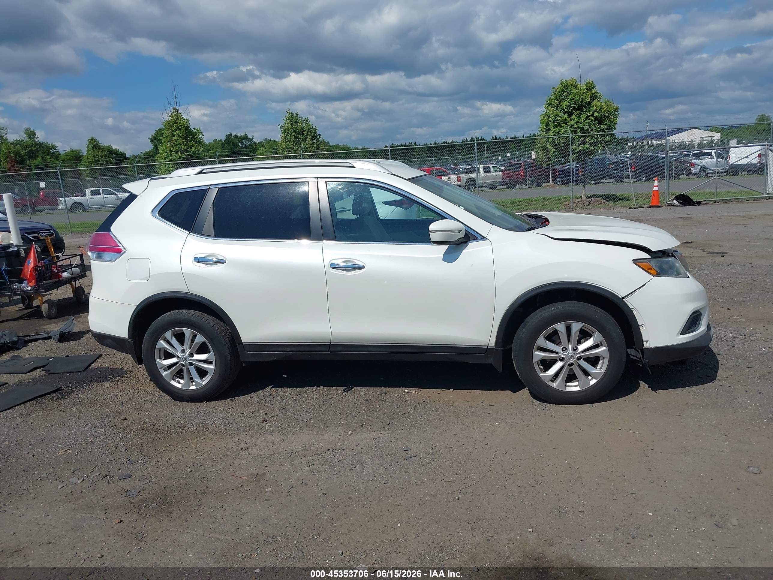 2015 Nissan Rogue Sv Белый vin: 5N1AT2MV9FC787448