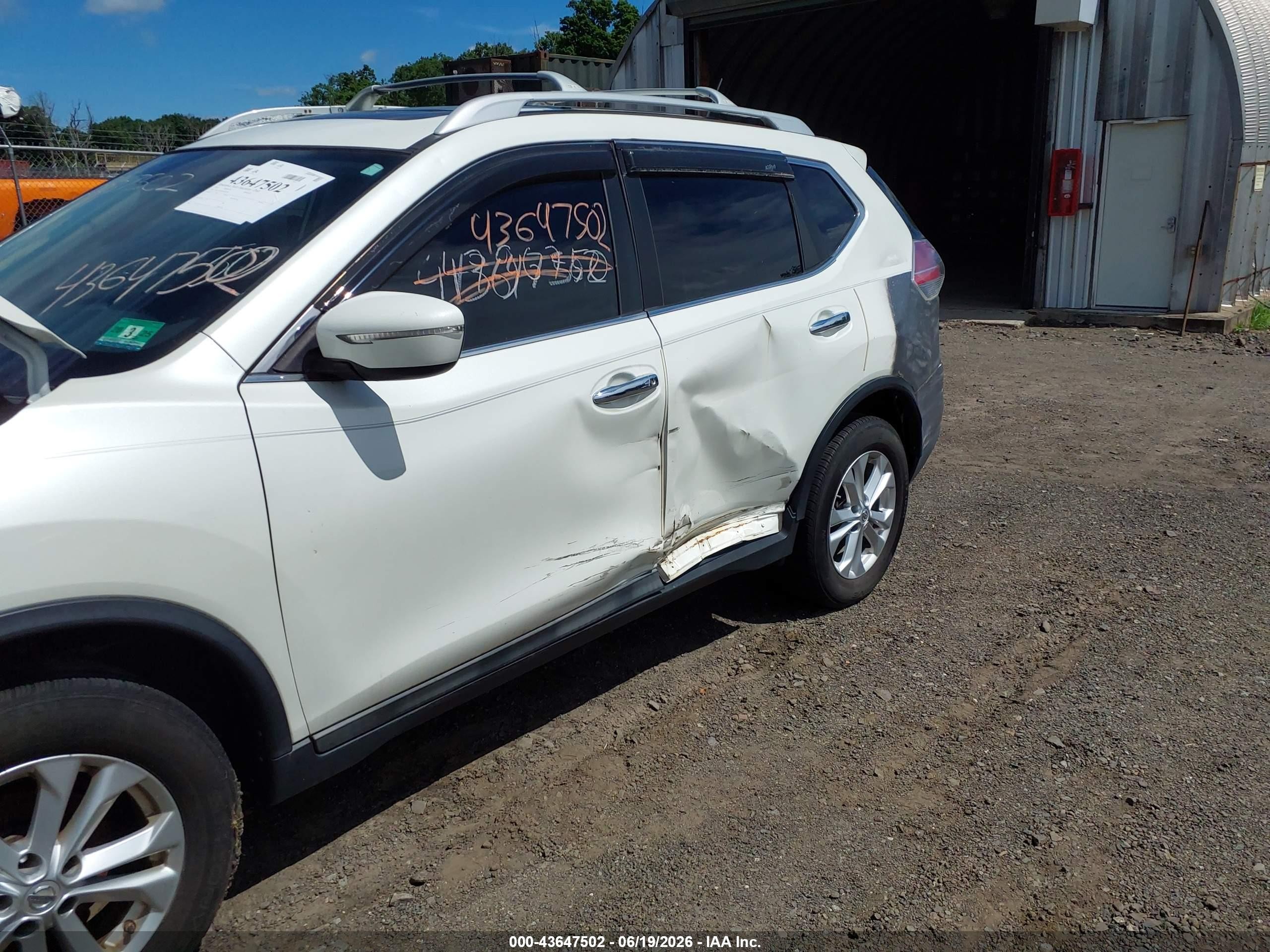 2015 Nissan Rogue Sv Белый vin: 5N1AT2MV9FC822330