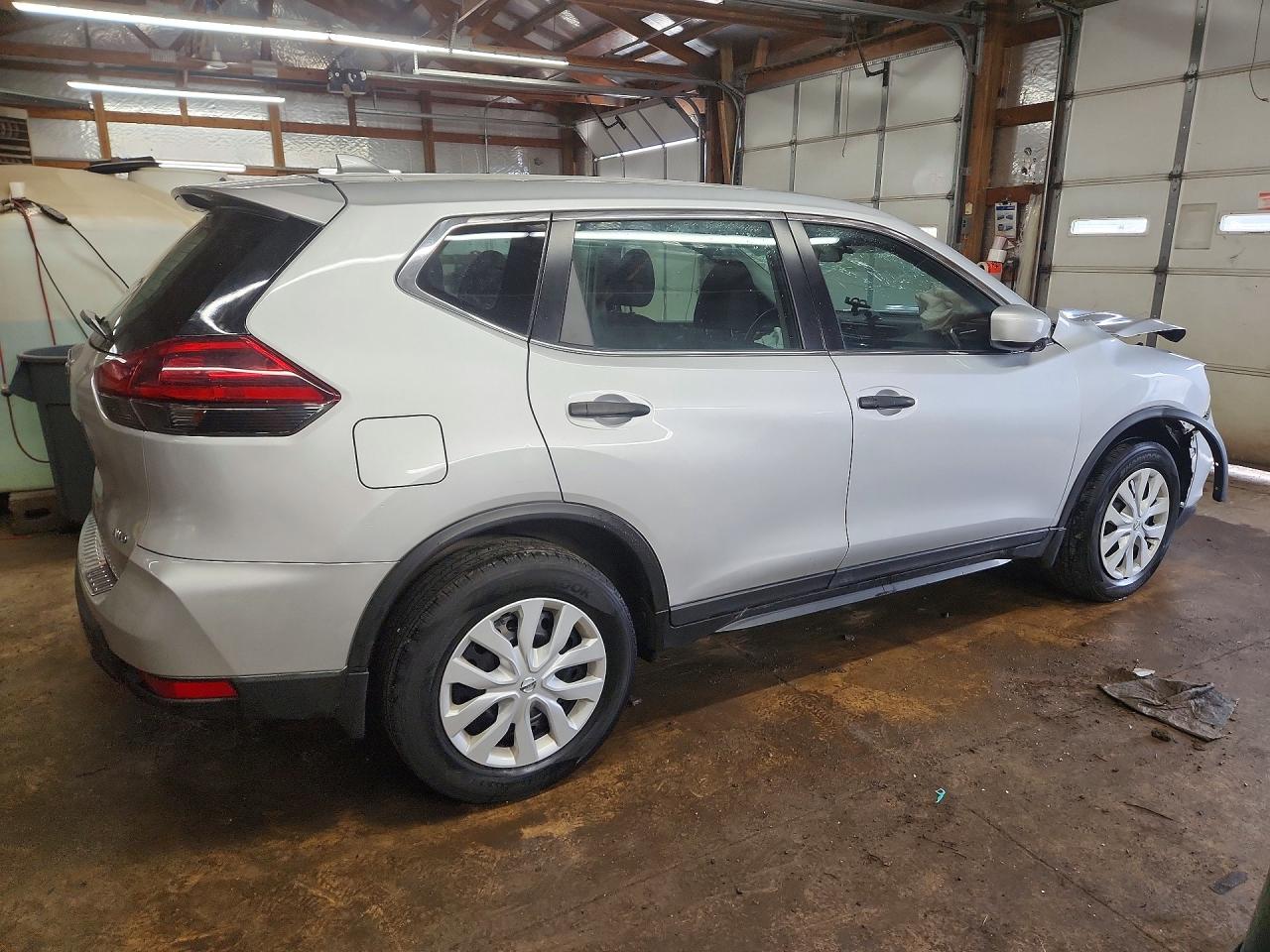 2018 Nissan Rogue S Серебряный vin: 5N1AT2MV9JC755432