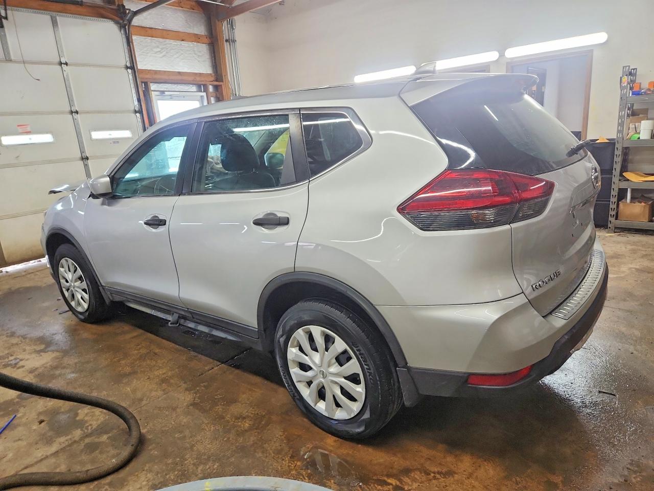 2018 Nissan Rogue S Серебряный vin: 5N1AT2MV9JC755432