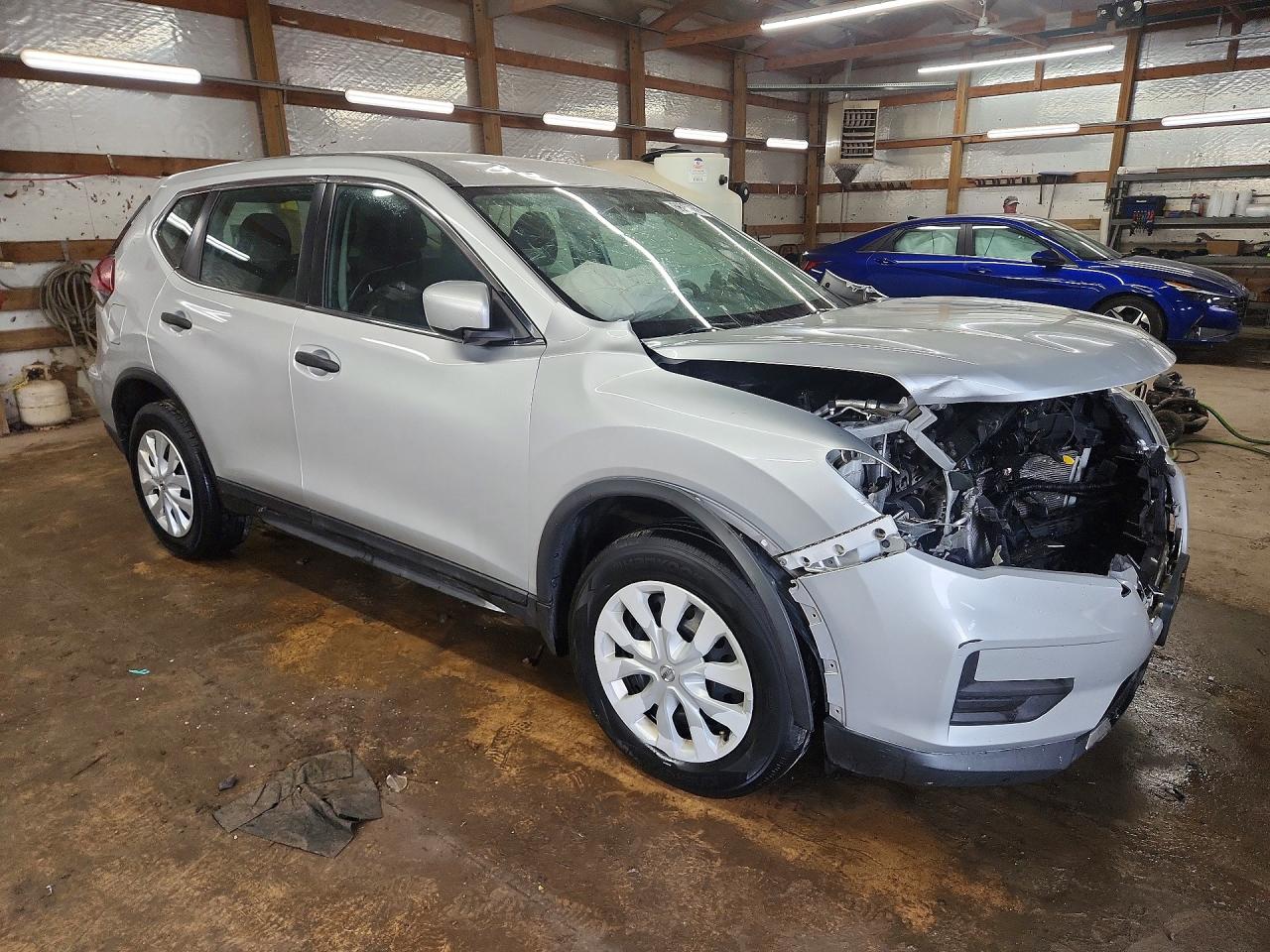 2018 Nissan Rogue S Серебряный vin: 5N1AT2MV9JC755432