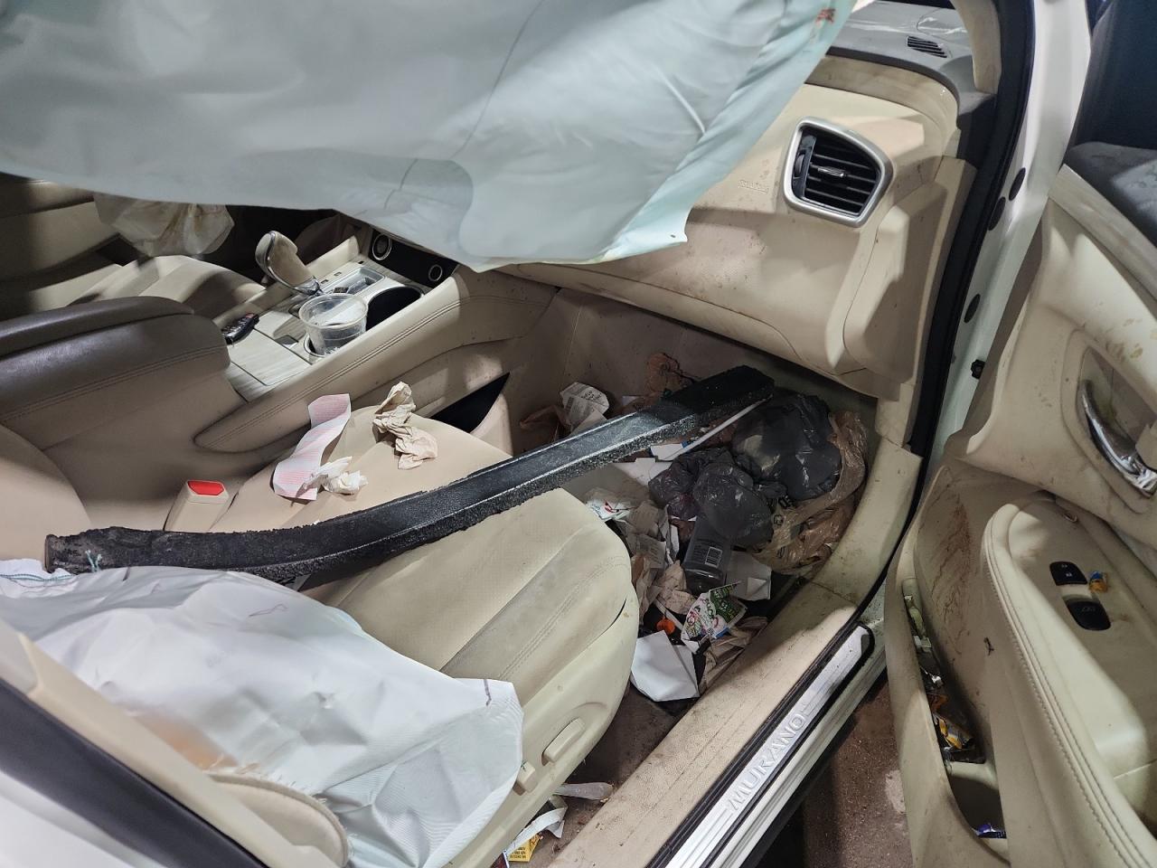 2015 Nissan Murano Sv Белый vin: 5N1AZ2MG2FN223385 Damage: Right Front Carpet, Stained, Permanent