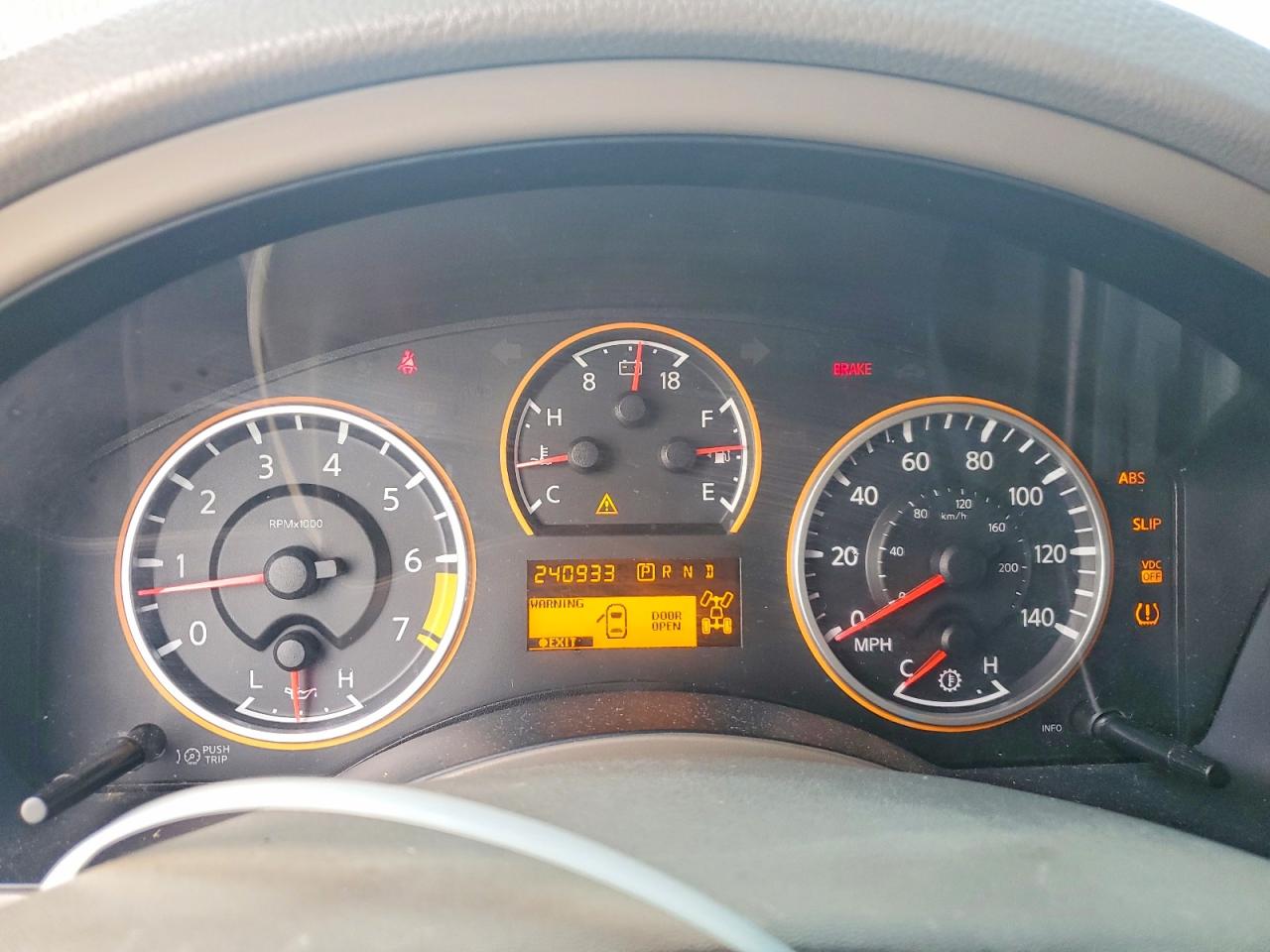 2011 Nissan Armada Sv White vin: 5N1BA0NC3BN623543