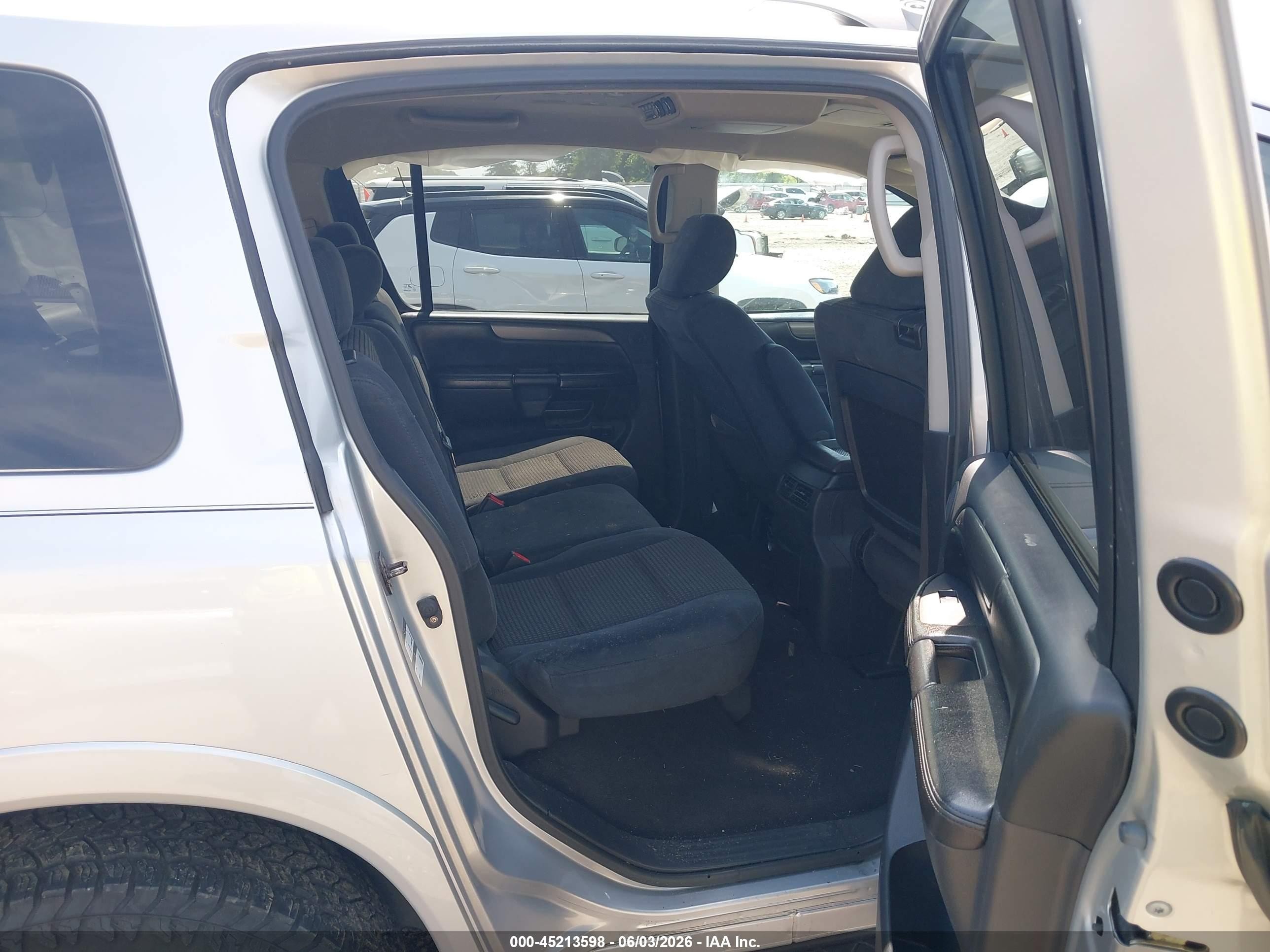 2011 Nissan Armada Sv Silver vin: 5N1BA0ND1BN605681