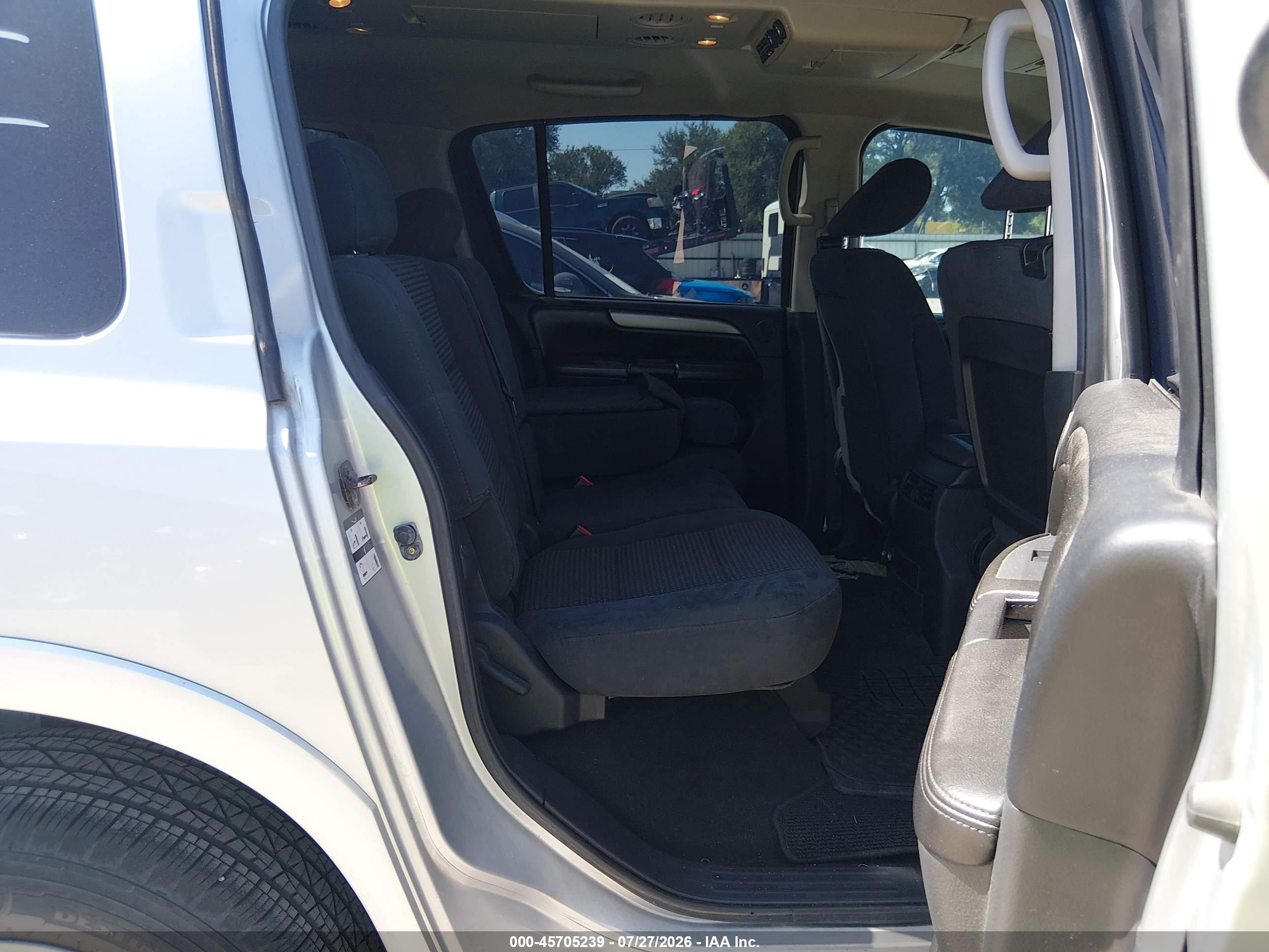 2011 Nissan Armada Sv Silver vin: 5N1BA0ND5BN613265