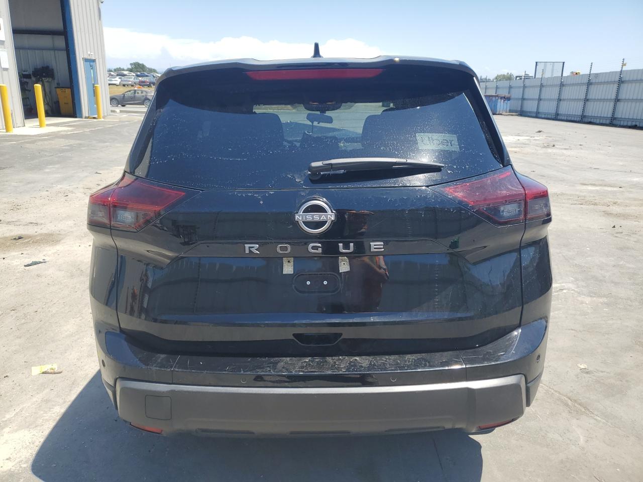 2025 Nissan Rogue Sv Черный vin: 5N1BT3BA0SC808613 Damage: Rear Bumper, Heavy Scratch, > 12 Inches