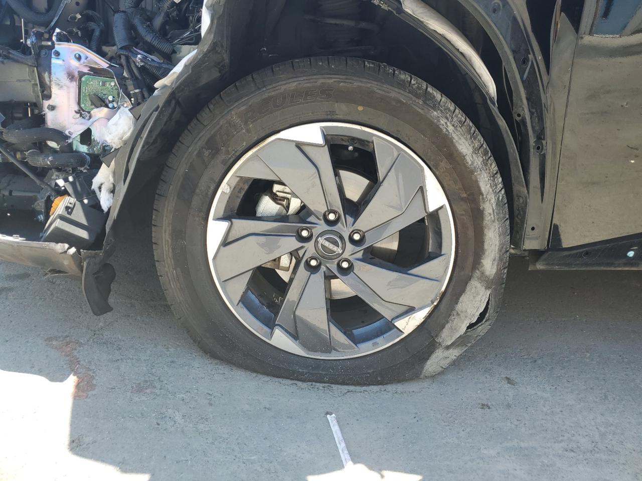 2025 Nissan Rogue Sv Черный vin: 5N1BT3BA0SC808613 Damage: Left Front Wheel, Curb Rash, > 12 Inches