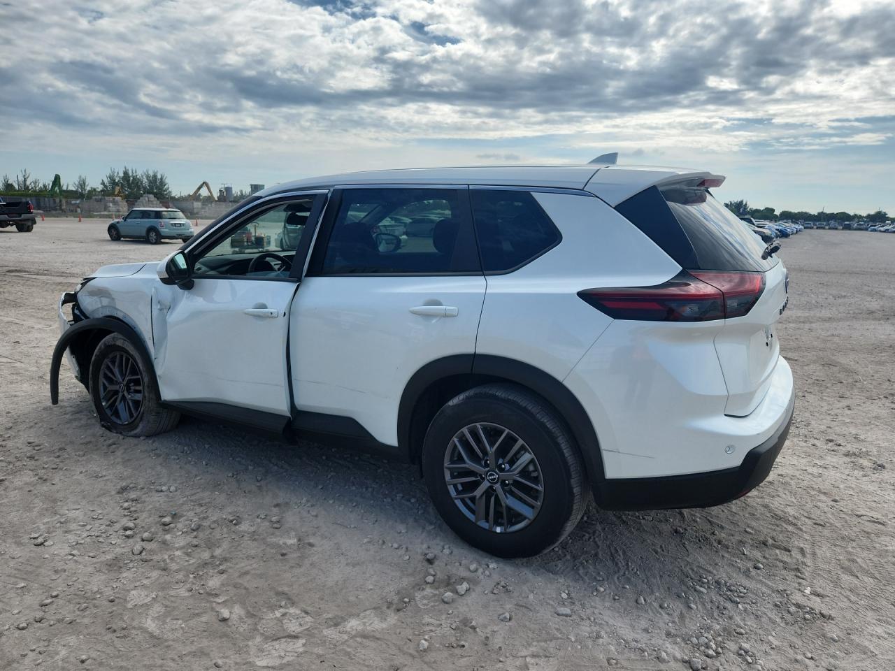 2026 Nissan Rogue Sv Белый vin: 5N1BT3BA2TC735505 Damage: Left Rear Door, Light Scratch, > 12 Inches