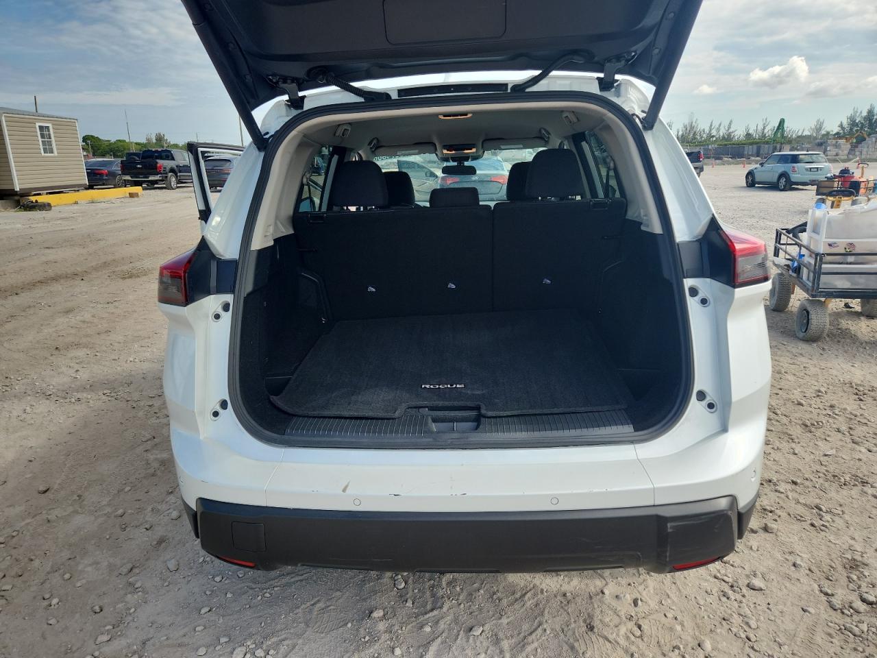 2026 Nissan Rogue Sv Белый vin: 5N1BT3BA2TC735505 Damage: Rear Bumper, Heavy Scratch, 1 To 2 Inches