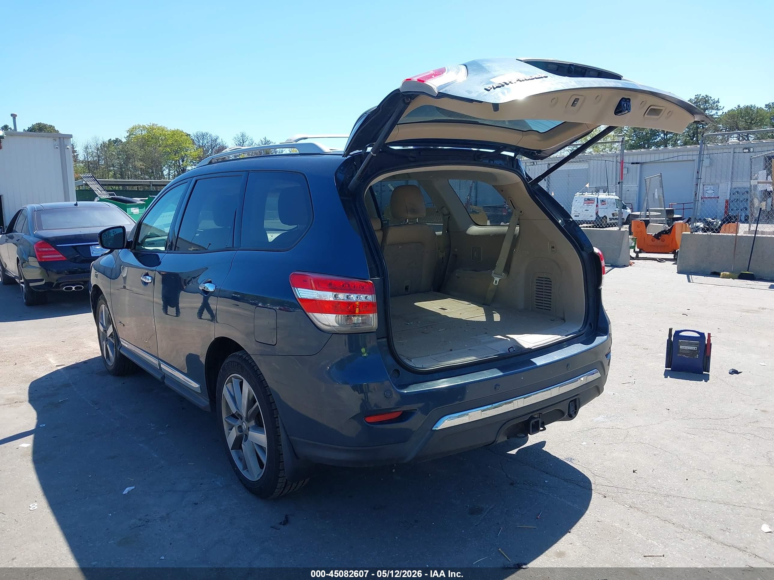 2014 Nissan Pathfinder Hybrid Platinum Dark Blue vin: 5N1CR2MM0EC660424