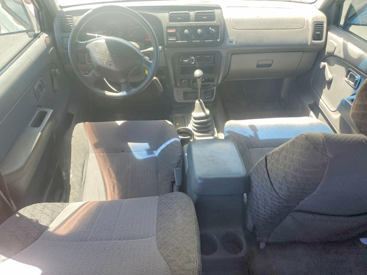 2000 Nissan Xterra Xe Silver vin: 5N1DD28T8YC528178