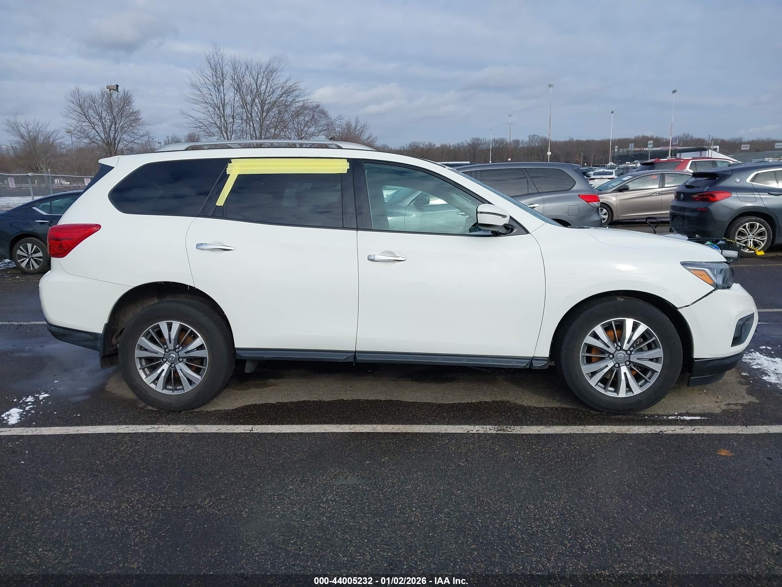 2020 Nissan Pathfinder S 4wd Белый vin: 5N1DR2AM7LC646039