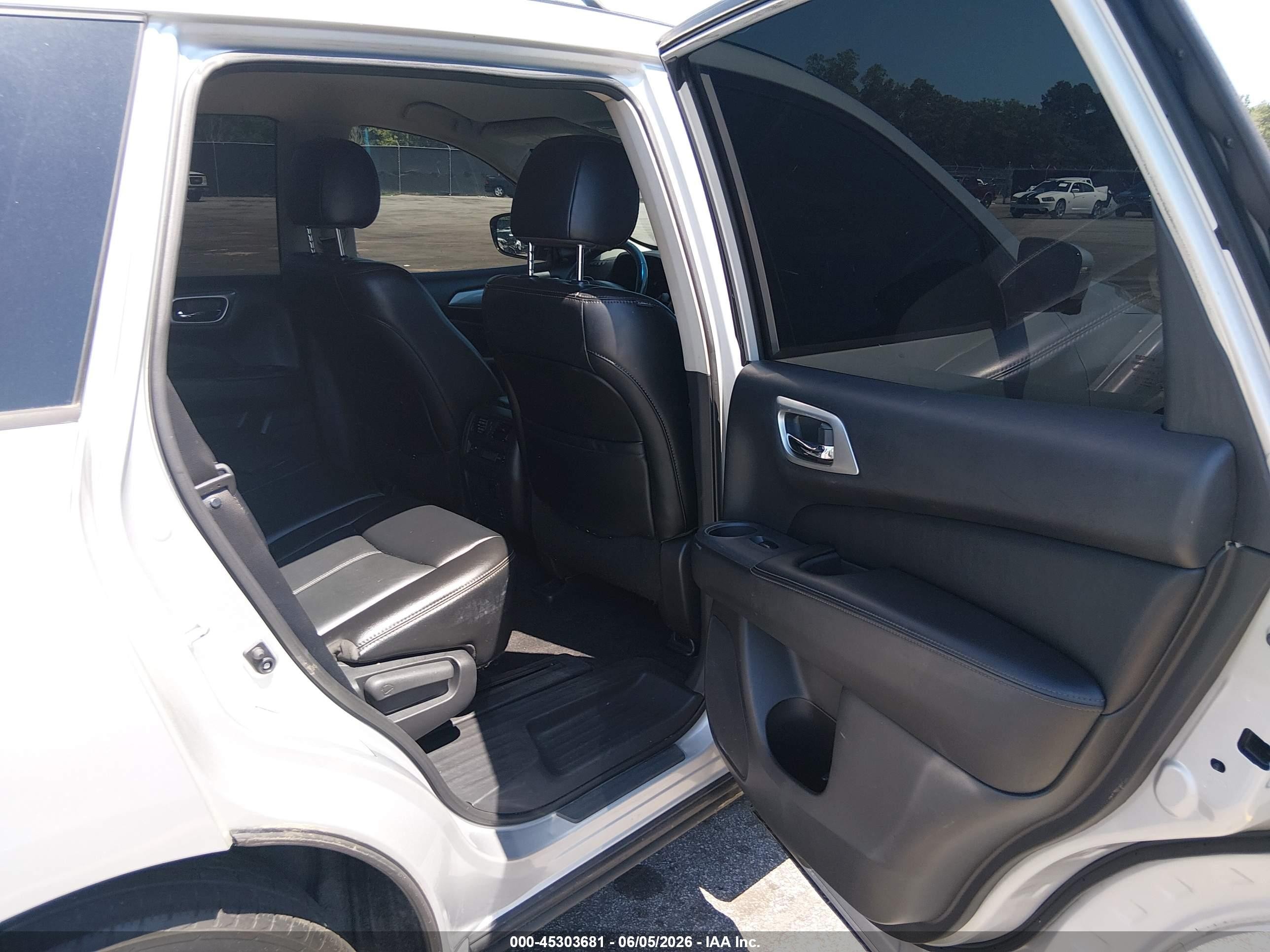 2017 Nissan Pathfinder Sl Silver vin: 5N1DR2MM6HC662980