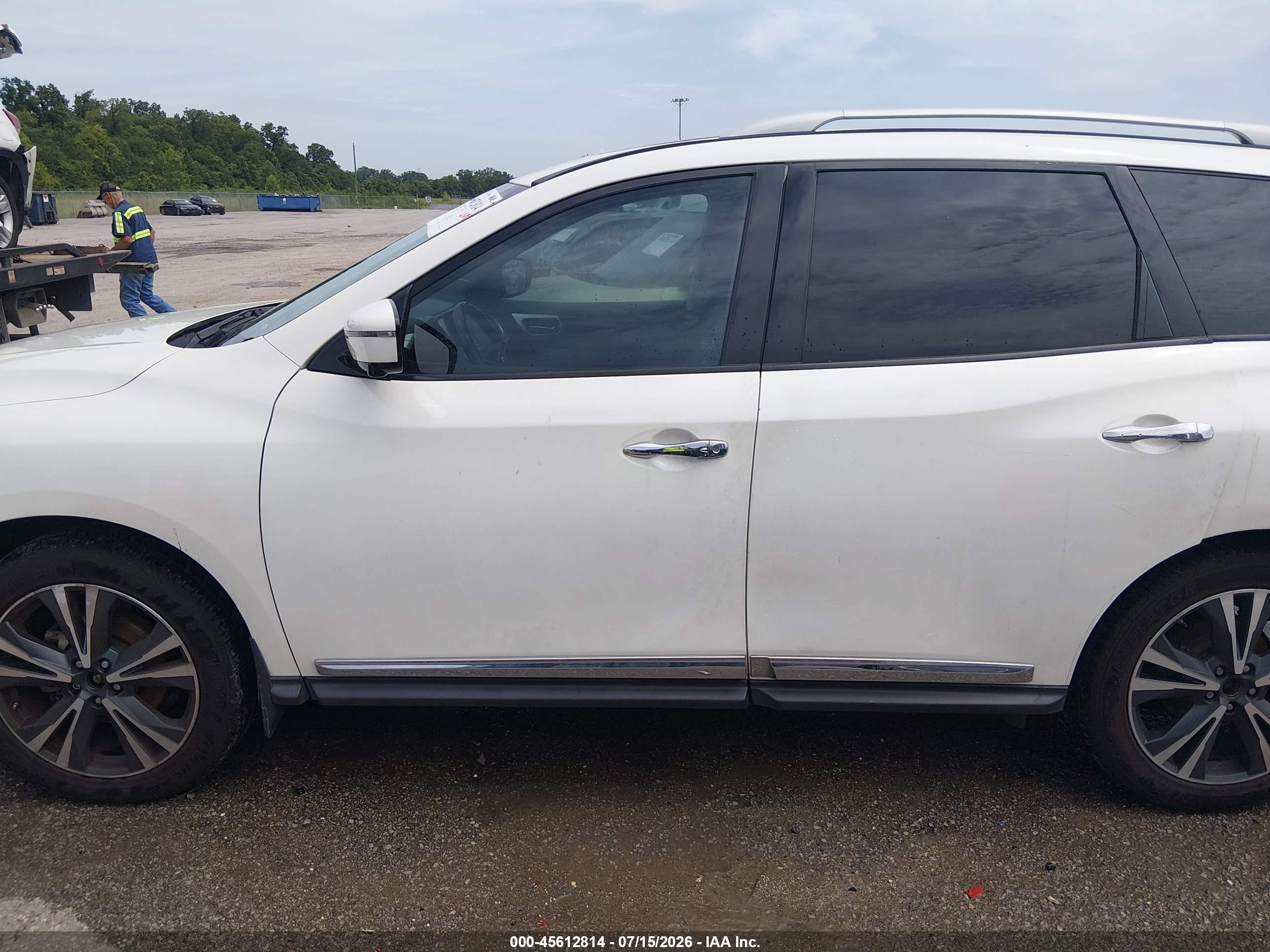 2017 Nissan Pathfinder Platinum White vin: 5N1DR2MM6HC912511