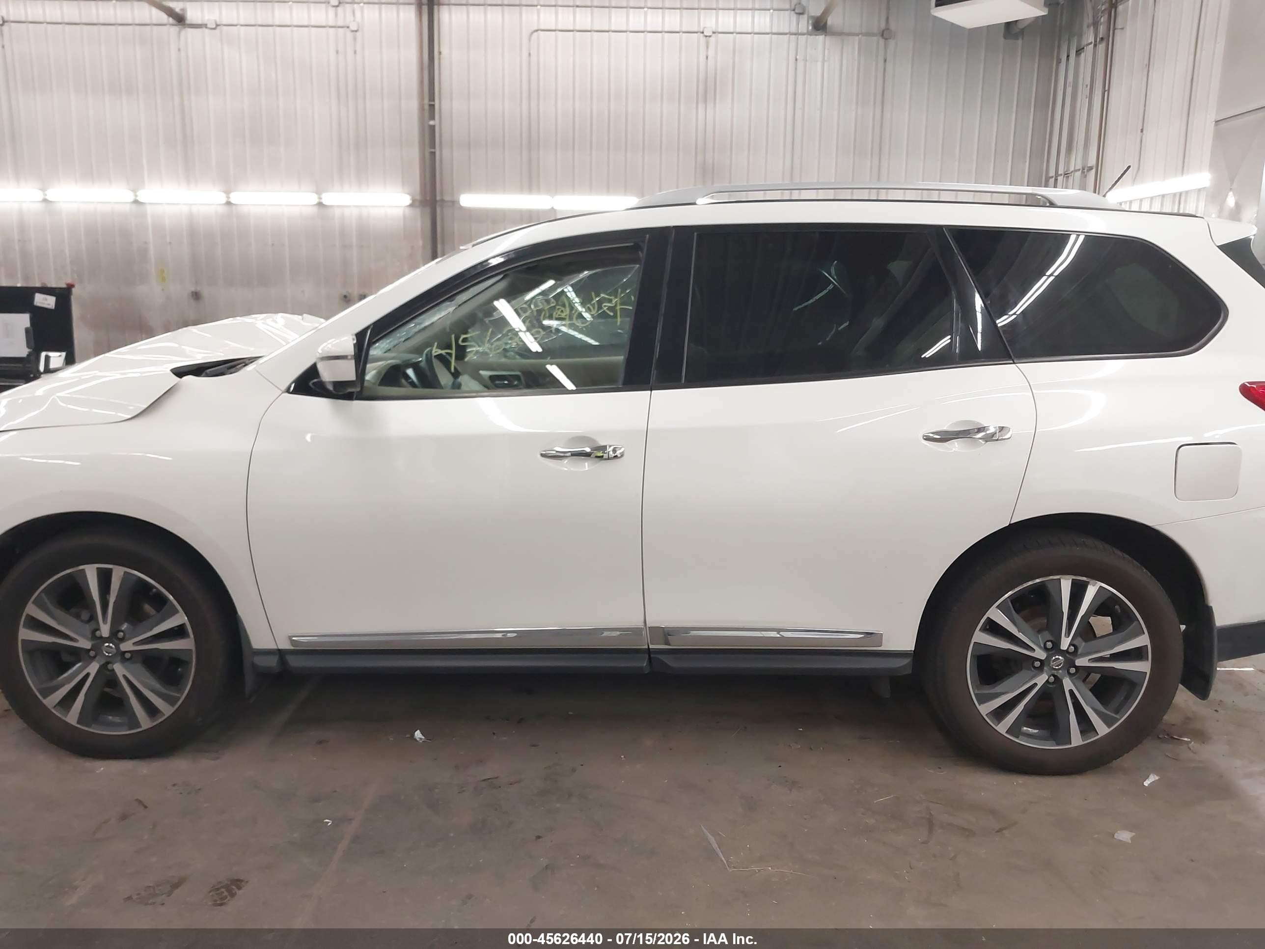 2018 Nissan Pathfinder Platinum White vin: 5N1DR2MM7JC656806