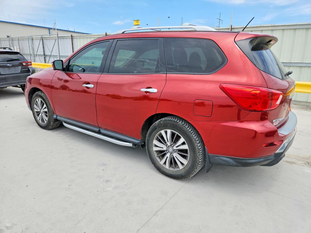 2017 Nissan Pathfinder S Red vin: 5N1DR2MM8HC695916