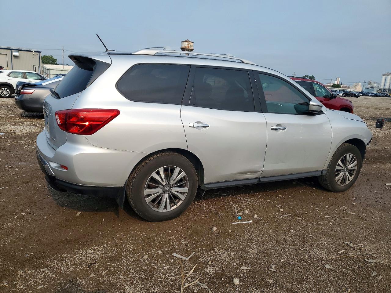 2018 Nissan Pathfinder S Silver vin: 5N1DR2MM8JC628576